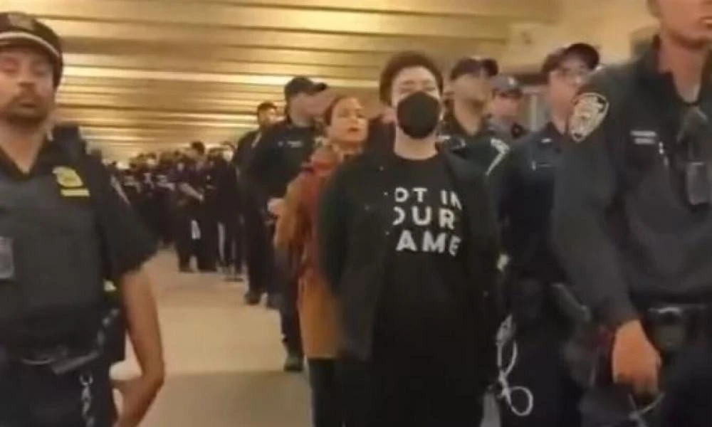 Χάος στη Νέα Υόρκη: Συλλήψεις σε διαδήλωση εβραϊκού κινήματος κατά των ισραηλινών βομβαρδισμών στη Γάζα (βίντεο)